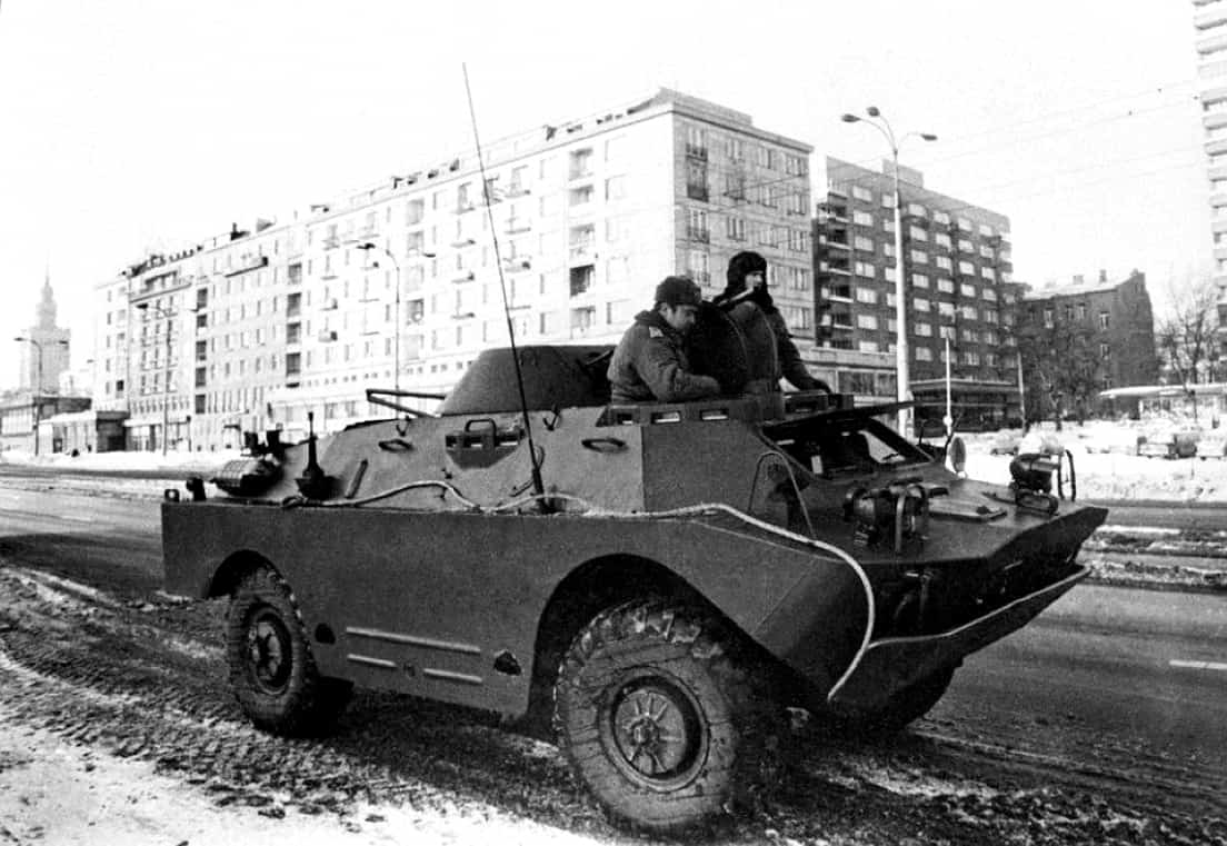 Stan Wojenny 1981-83. Samochód pancerny BRDM na jednej z ulic Warszawy
