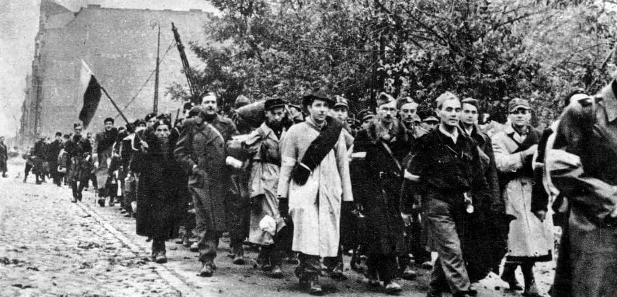 Powstanie Warszawskie – oddziały powstańcze opuszczają stolicę po kapitulacji. Ze zbiorów NAC