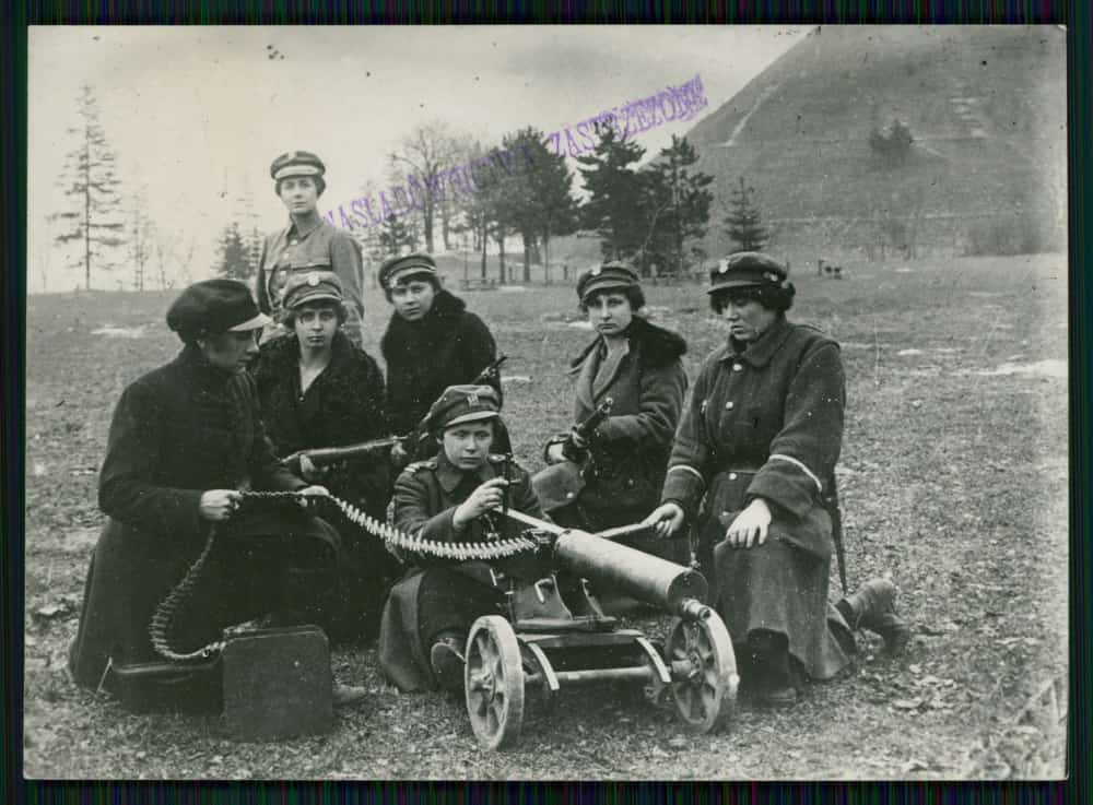 Legia Kobieca we Lwowie przy karabinach maszynowych (1918-20). Źródło: Polona