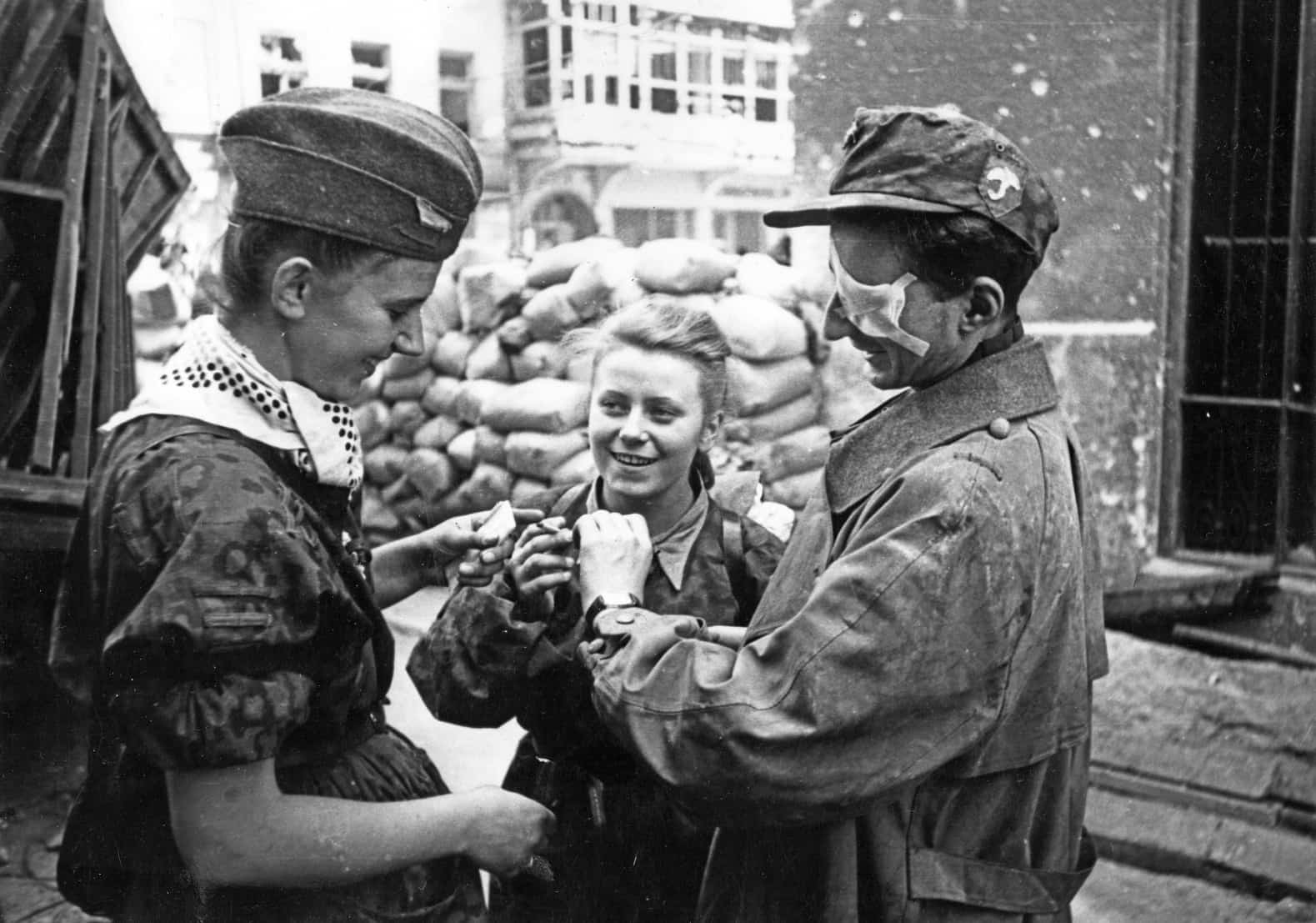 Żołnierze z batalionu „Parasol” po wyjściu z kanału na ul. Wareckiej. Pośrodku stoi Maria Stypułkowska-Chojecka „Kama”. Po prawej Krzysztof Palester „Krzych”.