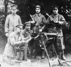 Zdjęcie prezentujące powstańców wielkopolskich sekcji karabinu maszynowego kompanii Lisieckiego.