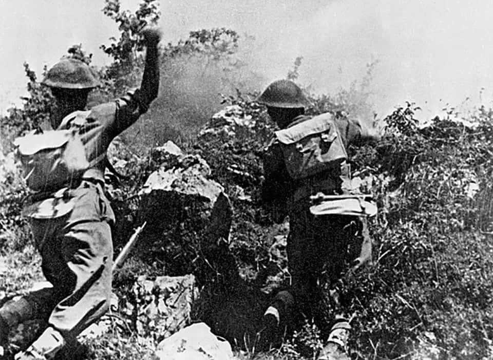 Polscy żołnierze w walce o Wzgórze 593. Fotografia Melchior Wańkowicz „Bitwa o Monte Cassino”. Źródło: Wikipedia.