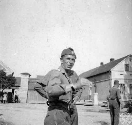 Dowódca Brygady Świętokrzyskiej NSZ płk Antoni Szacki ps. Bohun stoi na placu podczas pobytu, po zakończeniu wojny, na terenie Czech i Niemiec - zbliżenie, autor: nieznany, 1945 r. Źródło: IPN