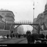 Warszawskie getto. Most na ul. Chłodnej łączący obie części getta żydowskiego. Źródło: Narodowe Archiwum Cyfrowe