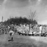Żołnierze Brygady Świętokrzyskiej NSZ (po lewej) i grupa uwolnionych więźniarek (po prawej) z wyzwolonego 5 maja obozu w Holýšovie (niem. Holleischen) - filii obozu koncentracyjnego KL-Flossenburg w podczas apelu [?], autor: nieznany, 5 V 1945 r. Źródło: IPN