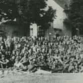 Grupa żołnierzy Brygady Świętokrzyskiej NSZ przed budynkiem w nieznanej miejscowości podczas marszu przez Czechosłowację [?], autor: nieznany, 5 V 1945 - 30 VI 1945 r. Źródło: IPN