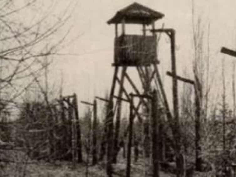 Wieżyczka strażnicza sowieckiego, jenieckiego obozu NKWD w Rembertowie.