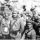 Oficerowie 6 batalionu I Brygady Legionów w okopach nad Nidą (1915): porucznik Edward Zinth-Rzecki (1. z lewej), porucznik Stanisław Machowicz-Sawa, major Albin Satyr-Fleszar (4. z prawej), kapitan Franciszek Pększyc-Grudziński (2. z prawej - na dole), porucznik Leopold Lis Kula, porucznik Kazimierz Młodzianowski-Dąbrowa (2. z prawej - z brodą). Źródło: Narodowe Archiwum Cyfrowe