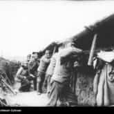 Cieszyniacy z 100 pułku piechoty w okopach pod Gorlicami (1915). Źródło: Narodowe Archiwum Cyfrowe