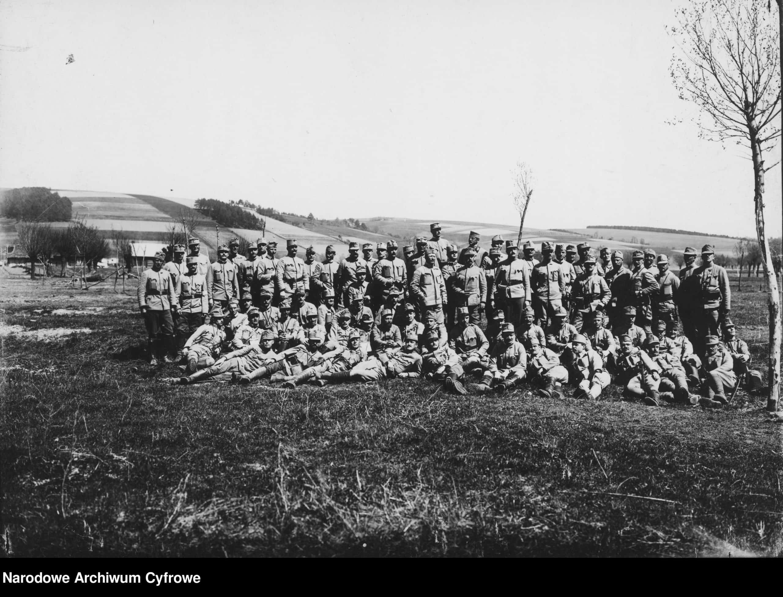 Korpus oficerski 100. Cieszyńskiego Pułku Piechoty przed bitwą pod Gorlicami, 29.04.2915 r. - fotografia grupowa. Źródło: Narodowe Archiwum Cyfrowe