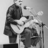 Bułat Szałwowicz Okudżawa podczas koncertu w Berlinie Wschodnim w 1976 r. Źródło: Wikipedia