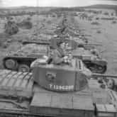 Os tanques Valentine Mark III da 16ª Brigada Blindada do 1º Corpo Polonês de Exército, alinhados durante um exercício na Escócia. Foto tirada durante a visita do General Alan Brookes ao Comando Escocês. Fonte: Imperial War Museums.