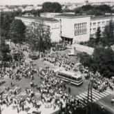 Demonstracja przed gmachem KW PZPR. Radom, czerwiec 1976. Źródło: IPN
