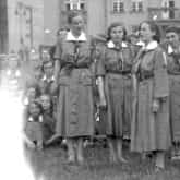 Obóz harcerski zorganizowany z okazji "Dni Krakowa" (15 czerwca 1936 r.,). Drużyna harcerek podczas występu wokalnego przy ognisku na Błoniach Krakowskich. Źródło: Narodowe Archiwum Cyfrowe