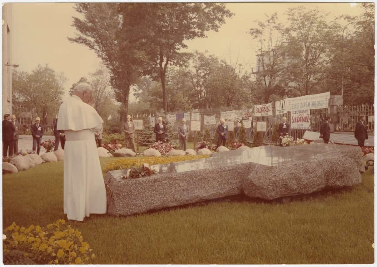 Papież Jan Paweł II nad grobem księdza Jerzego Popiełuszki w Warszawie. Źródło: Polska Akademia Umiejętności
