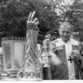Metropolita krakowski ks. arcybiskup Karol Wojtyła okadza ołtarz z relikwiami podczas uroczystej mszy św. koncelebrowanej w Krakowie (8.05.1966) podczas tzw. Milenium Chrztu Polski. Źródło: Narodowe Archiwum Cyfrowe