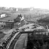 Mur Berliński przy Bramie Brandemburskiej (1961). Źródło: Wikipedia.
