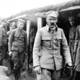 Józef Piłsudski (3. z prawej) w okopach 1 Pułku Piechoty Legionów Polskich (sierpień 1916). Widoczni także: major Albin Fleszar (4. z prawej) i porucznik Bolesław Długoszowski-Wieniawa (3 z lewej). Źródło: Narodowe Archiwum Cyfrowe