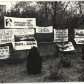 Zdjęcie z pogrzebu ks. Jerzego Popiełuszki z widocznymi transparentami Solidarności autorstwa #agentOf:nnVvztt_1. Źródło: Europeana 1989, Poland - CC BY-SA. https://www.europeana.eu/pl/item/2025902/_nnVvztt