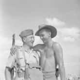 Żołnierz Samodzielnej Brygady Strzelców Karpackich z australijskim kolegą. Żołnierze obu armii wyróżnili się podczas oblężenia Tobruku (1941 r.) i mieli przydomek „Szczury Tobruku”. Źródło: Imperial War Museums