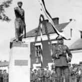 Uroczystość odsłonięcia pomnika Leopolda Lisa Kuli (Rzeszów, 19 września 1932). Przemawia generał Sosnkowski. Źródło: Narodowe Archiwum Cyfrowe