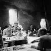Oficerowie sztabowi Samodzielnej Brygady Strzelców Karpackich przy pracy w sztabie brygady umieszczonej w dużej podziemnej jaskini. Źródło: Imperial War Museums