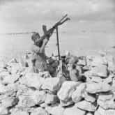 Oddziały Samodzielnej Brygady Strzelców Karpackich na posterunku przeciwlotniczym Bren w Tobruku, 12 września 1941 r. Źródło: Imperial War Museums