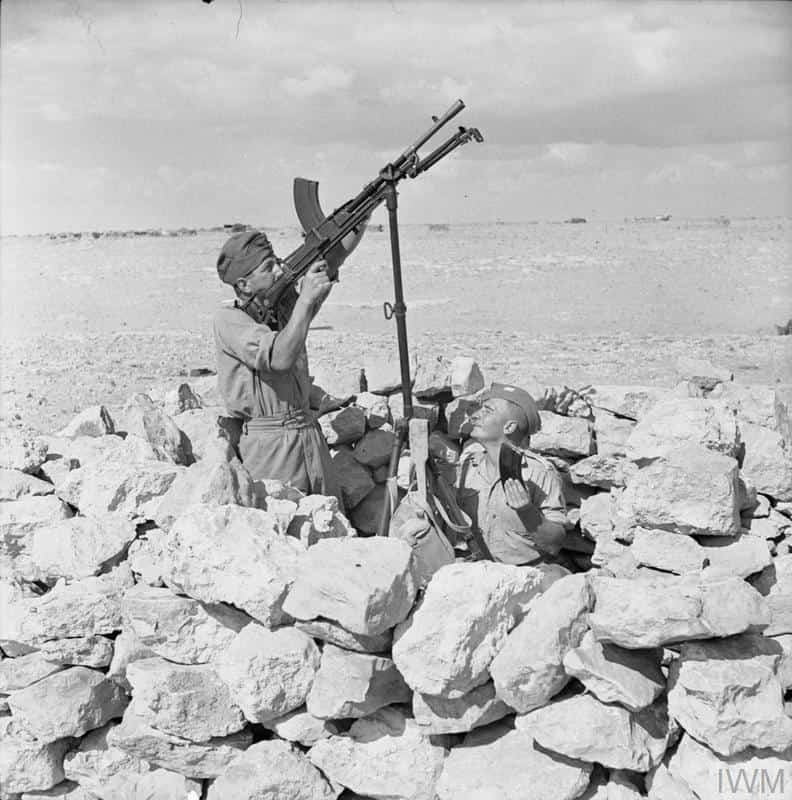 Oddziały Samodzielnej Brygady Strzelców Karpackich na posterunku przeciwlotniczym Bren w Tobruku, 12 września 1941 r. Źródło: Imperial War Museums