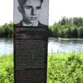 Stela pamięci poświęcona polskiej ofierze muru berlińskiego, Franciszkowi Piesikowi, nad Hawelą w Hennigsdorfie. Źródło: Wikipedia