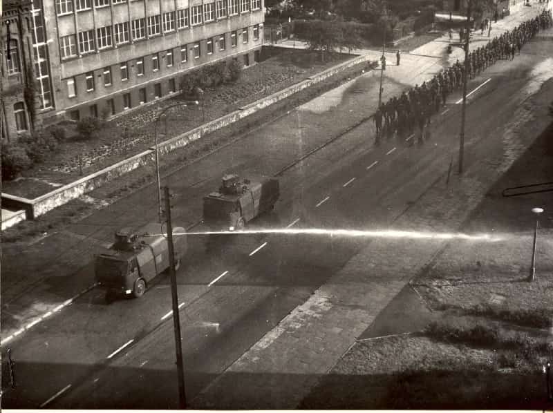 Walki uliczne w Radomiu (zdjęcia z ulic 1 Maja, Żeromskiego i przed gmachem KW PZPR). Radom, czerwiec 1976. Źródło: IPN