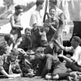 Obóz Związku Harcerstwa Polskiego w Nowym Sączu (lipiec 1933 r.). Zabawy w obozie harcerzy szybowników przed wyjazdem na jamboree. Źródło: Narodowe Archiwum Cyfrowe