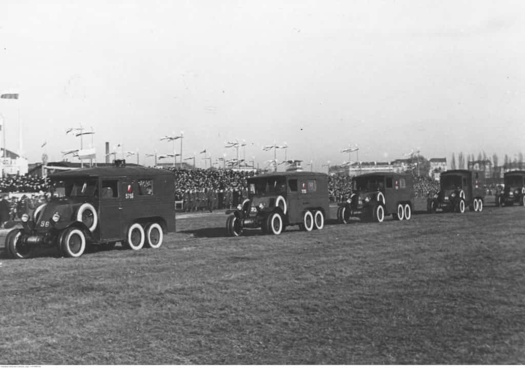 A radiotelegraphic column during a parade – Renault MH2 cars are visible. Mokotów Field, 11 November 1934.