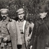 Legiões polonesas em Bobowa (24 de abril de 1916). Józef Piłsudski, comandante, Wieniawa-Długoszowski e o cônego Pe. Warchałowski. Do acervo do Arquivo Nacional Digital.