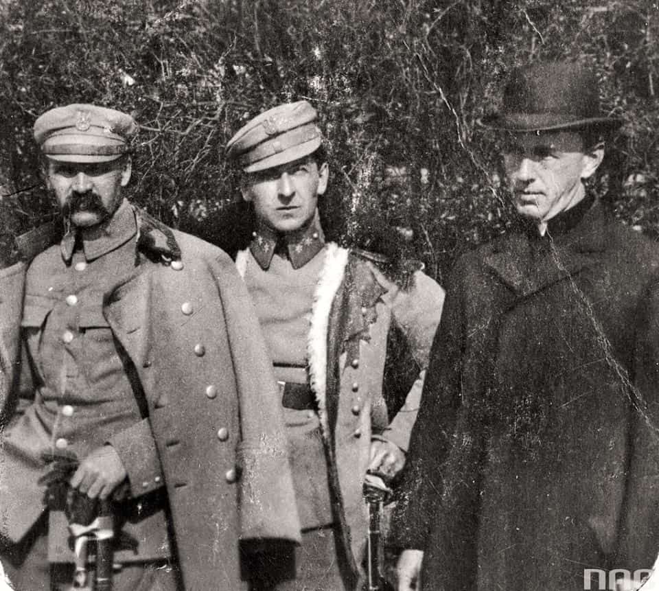 Legiões polonesas em Bobowa (24 de abril de 1916). Józef Piłsudski, comandante, Wieniawa-Długoszowski e o cônego Pe. Warchałowski. Do acervo do Arquivo Nacional Digital.