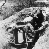 Messenger's motorcycle hidden in a trench. From the collection of the National Digital Archive (NAC).