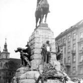 O Monumento de Grunwald, em Cracóvia. Foi aqui que “Rota” foi executada pela primeira vez em público, por várias centenas de coristas provenientes das áreas das partições no dia 15 de julho de 1910, durante a cerimônia da sua inauguração.