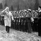 Prime Minister of the Republic of Poland and Commander-In-Chief General Władysław Sikorski (in a light coat, saluting), accompanied by, among others, Minister of National Defence General Marian Kukiel, walks in front of the Polish Army's guard of honour (Great Britain, 1940-1943). Source: National Digital Archive (NAC).