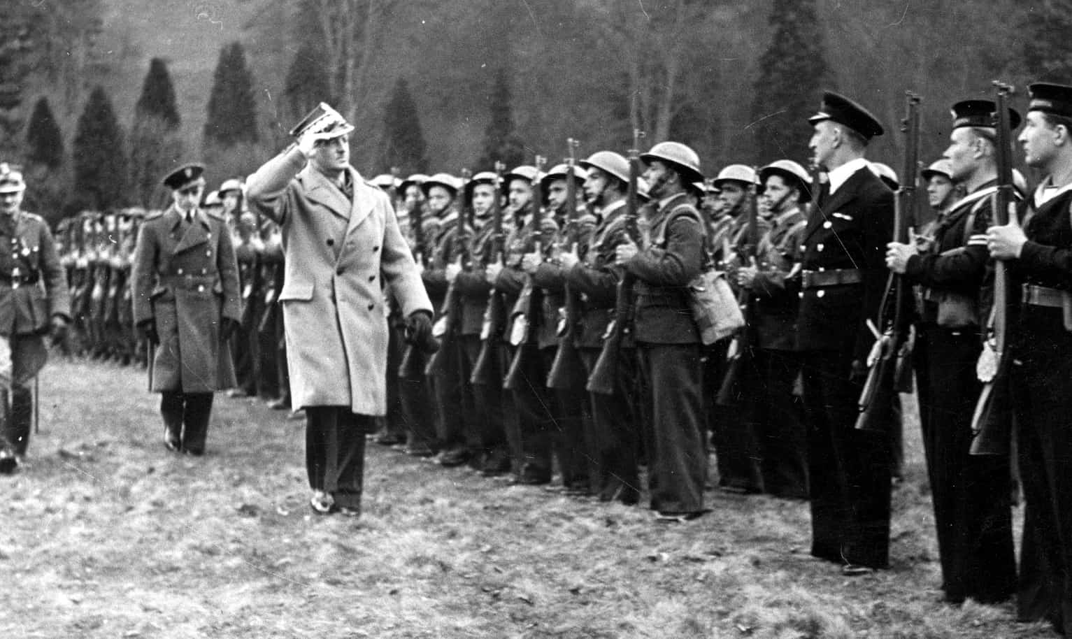 Prime Minister of the Republic of Poland and Commander-In-Chief General Władysław Sikorski (in a light coat, saluting), accompanied by, among others, Minister of National Defence General Marian Kukiel, walks in front of the Polish Army's guard of honour (Great Britain, 1940-1943). Source: National Digital Archive (NAC).
