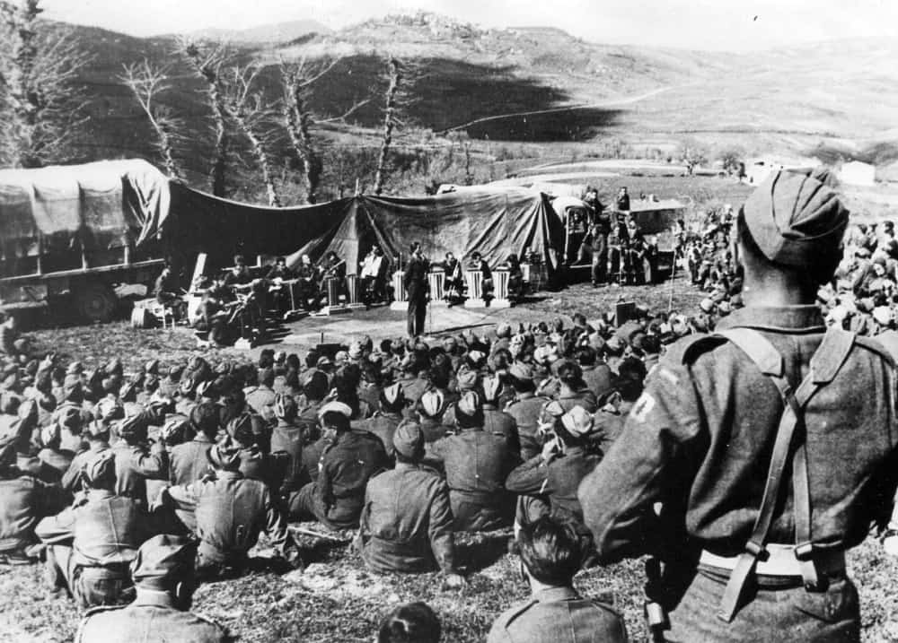 Soldiers of the 3rd Carpathian Rifle Division listen to „Red Poppies” performed by the Alfred Schütz orchestra. Most likely, it is the premiere performance of the piece on May 18th, 1944. Photography from: Mieczysław Młotek „Trzecia Dywizja Strzelców Karpackich 1942-1947”, Londyn 1978.