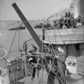 Załogi dział przy czyszczeniu pojedynczego 3-calowego działa przeciwlotniczego HA 20 cwt na pokładzie niszczyciela Marynarki Wojennej ORP Błyskawica (Błyskawica) podczas jego pobytu w porcie. Devonport, 13 września 1940. Źródło: Imperial War Museums