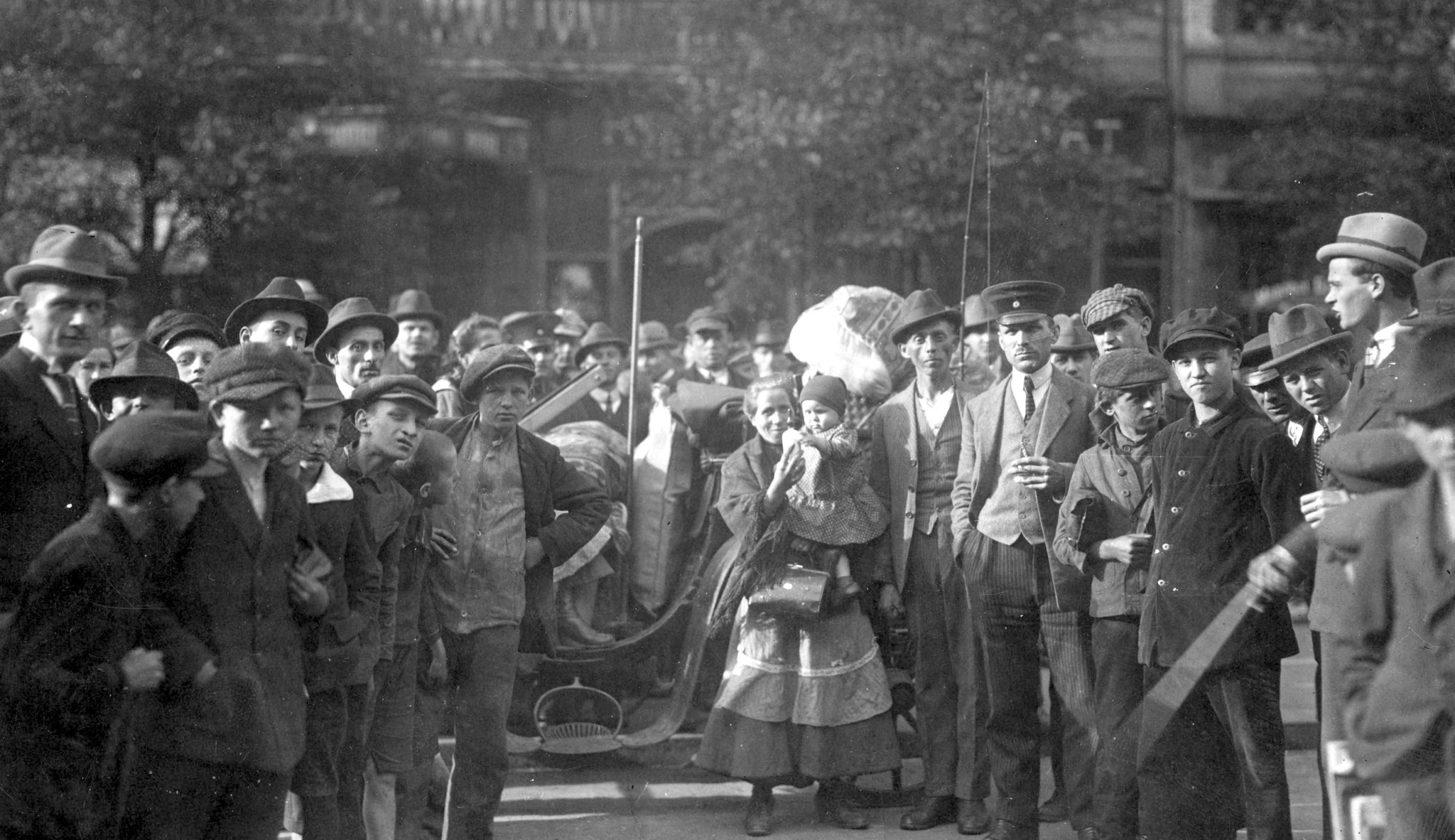 Grupa emigrantów polskich z Nadrenii biorących udział w plebiscycie (marzec 1921). Źródło: Narodowe Archiwum Cyfrowe