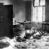 Zdemolowane wnętrza biur Polskiego Komisariatu Plebiscytowego w Katowicach (sierpień 1920). Źródło: Narodowe Archiwum Cyfrowe
