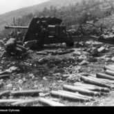 Artilharia antitanque – canhão antitanque Ordnance QF de 17 libras na Colina 324. Das coleções do Arquivo Digital Nacional