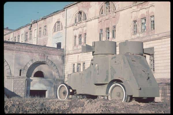 Carro blindado Fiat Iżorski do período da Guerra Polonesa-Soviética, capturado pelos alemães na fortaleza de Modlin. Foto Hugo Jaeger (fotógrafo pessoal de Hitler)