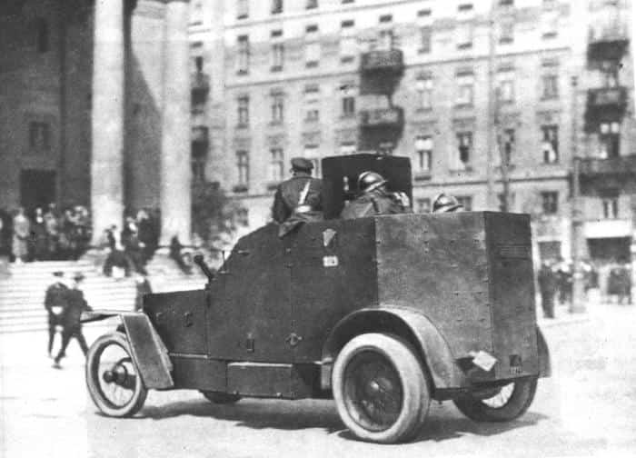 Carro blindado Peugeot nas ruas de Varsóvia durante a Revolução de Maio de 1926.