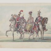 Cavaleiros da Guarda Imperial. Da esquerda: trompetista, recruta e oficial em uniforme de desfile. Obra de Roman Rupniewski. Fonte: Polona