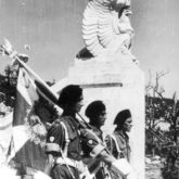 Cerimônia de consagração do Cemitério de Guerra Polonês em Monte Cassino. Porta-estandarte do 4º Regimento Blindado. Das coleções do Arquivo Digital Nacional