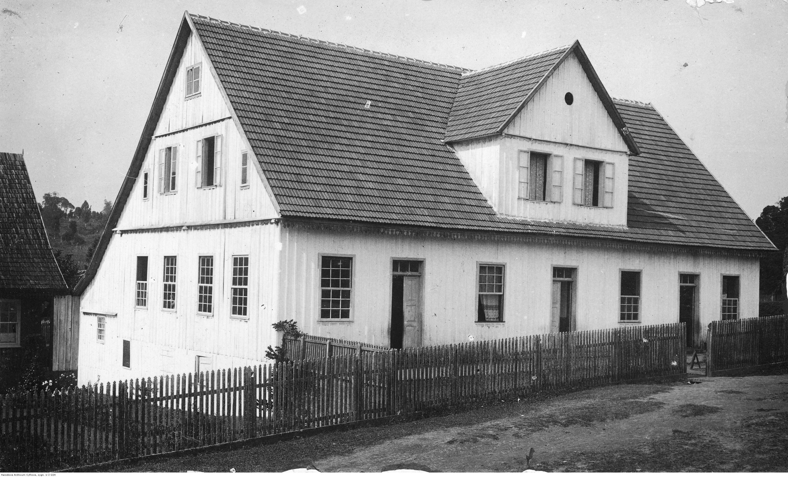 Escola polonesa dirigida pela Congregação das Irmãs da Caridade de São Vicente de Paulo em Rio Claro de Sul, Paraná, Brasil (depois de 1912). Fonte: coleções online do NAC