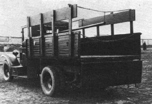 Escudo Militar no caminhão Ursus A.