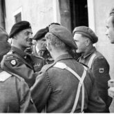 General Anders (segundo à esquerda) entre os soldados da 5ª Divisão de Infantaria de Kresowa. Das coleções do Arquivo Digital Nacional